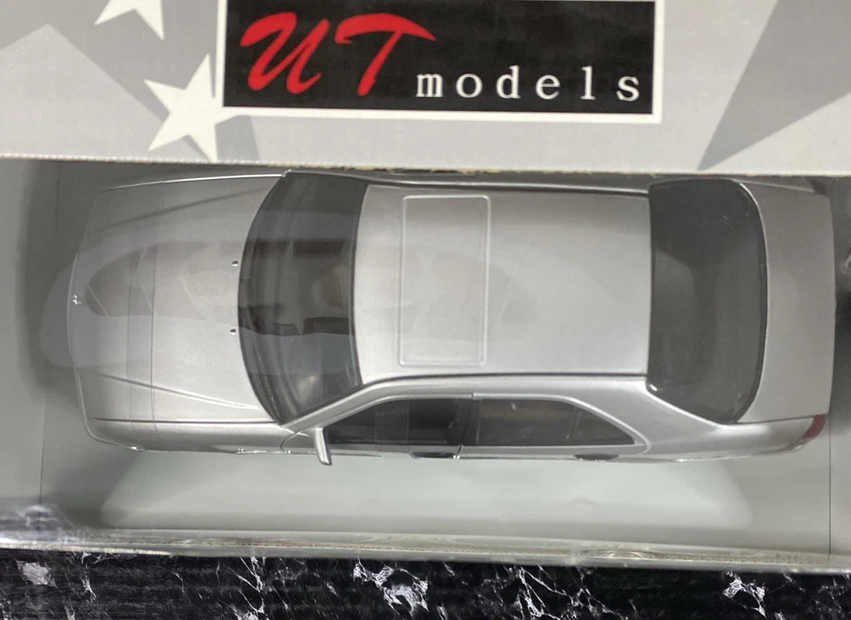 UT Mercedes Benz Clase C C36 AMG W202 Sedán 1:18 Plateado Foto 3 de 4