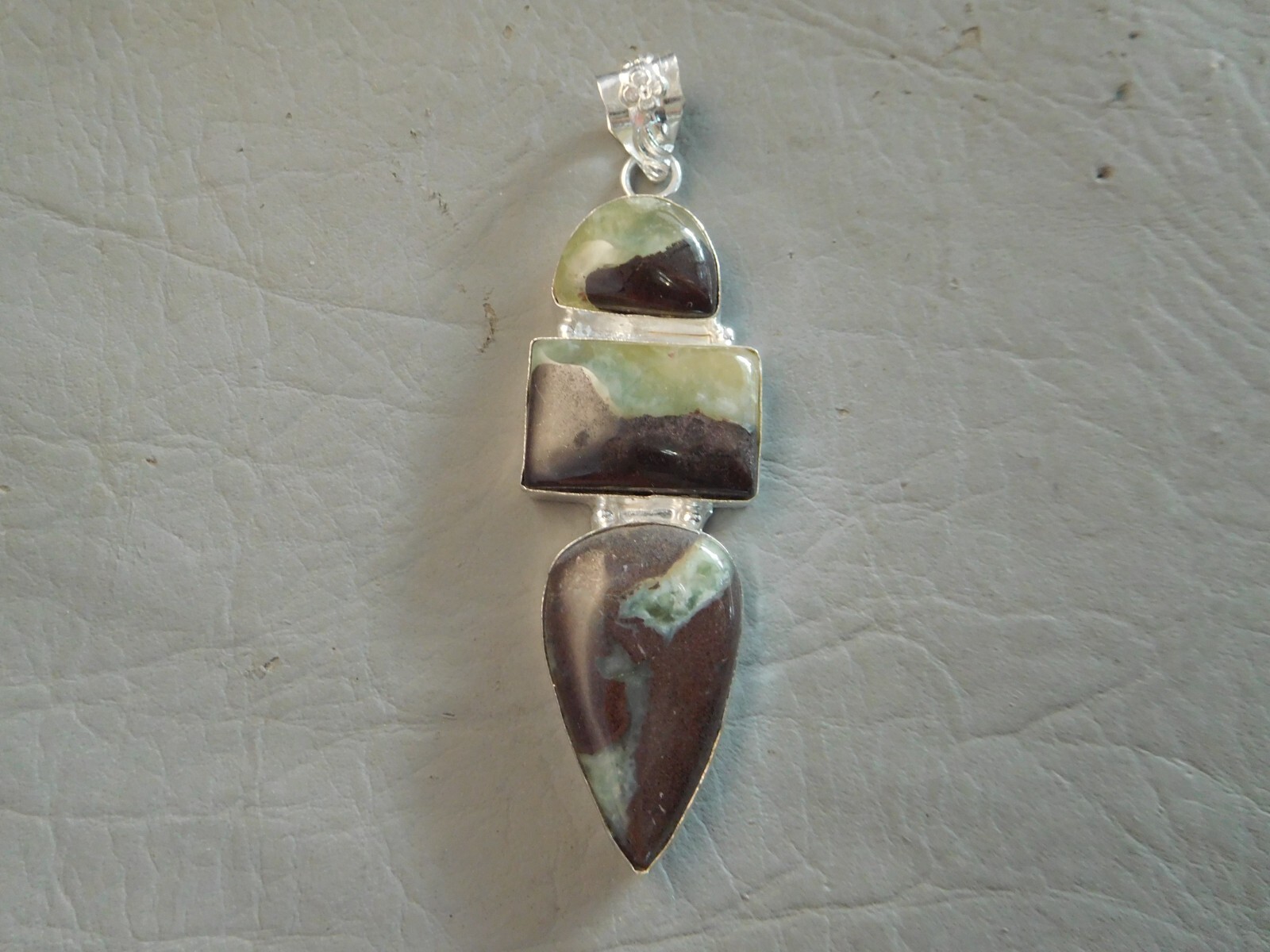 Pendentif rectangle préhnite naturelle verte et grise, finition plaqué argent d'exception