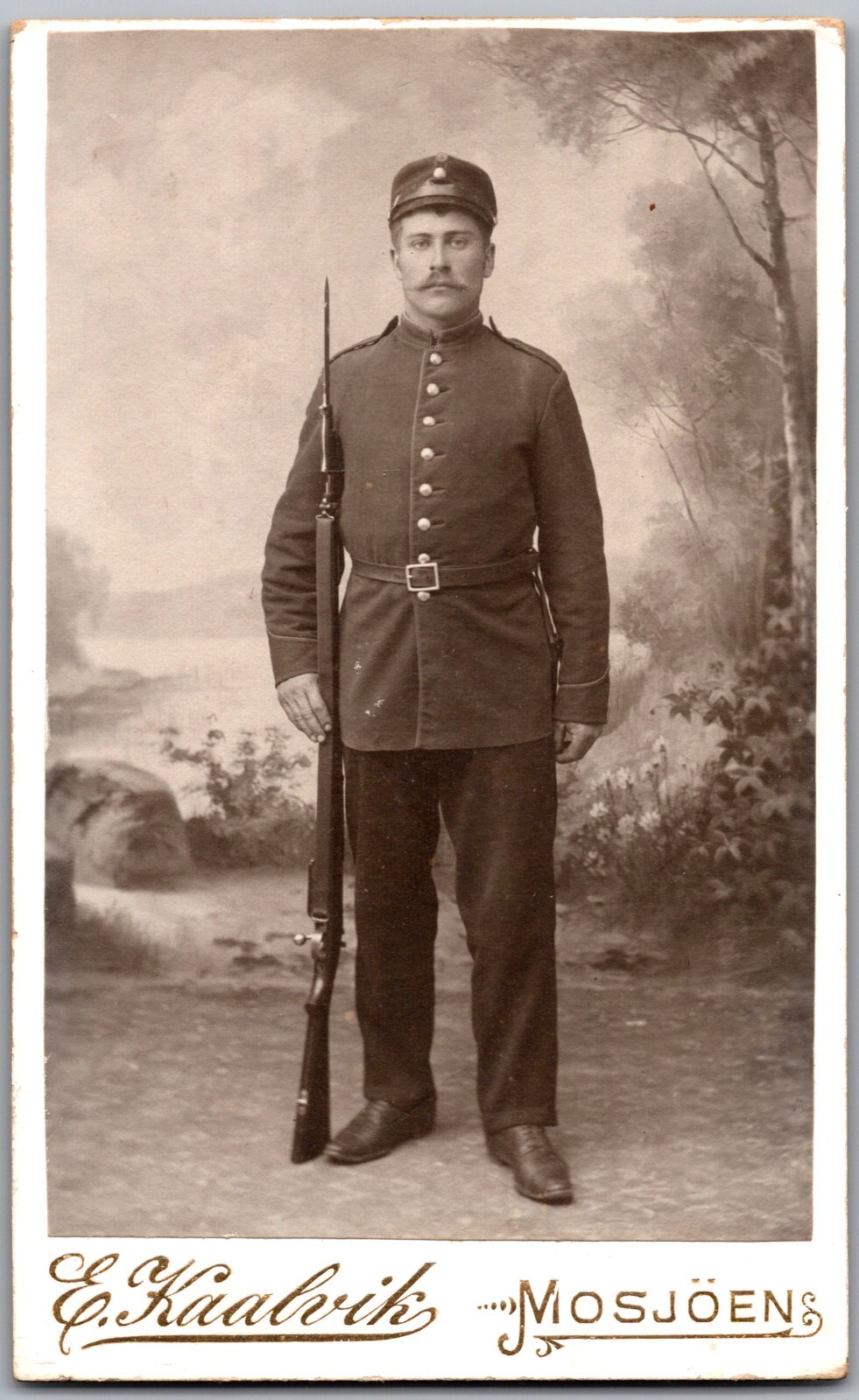 CDV CIRCA 1890s KAABVIK HANDSOME YOUNG SOLDIER HOLDING RIFLE MOSJOENS NORWAY