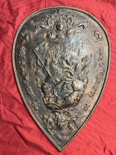Wandbild Reliefplatte tropfenförmige Wandplatte mit Reitermotiv Ritter im Kampf