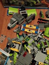 LEGO City: Volcano Heavy-Lift Helicopter (60125)    Read DESC