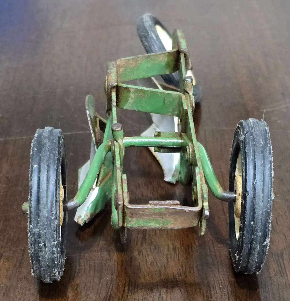 VINTAGE TRU SCALE 2-BLADE 2 CUTS GREEN TRACTOR PLOW ATTACHMENT - Image 3 of 4