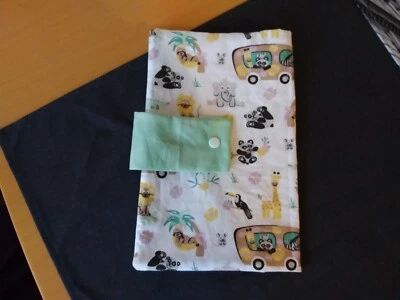 Handmade Windeltasche Wickeltasche "Zoo Tiere" weiß mit Schnullerband - Bild 1 von 2