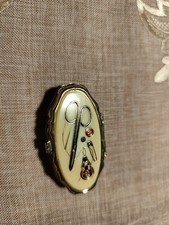 Scatola in miniatura vintage con ago e filo da viaggio