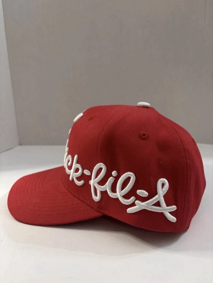 Sombrero Chick-fil-A bordado rojo a presión trasero Foto 2 de 4