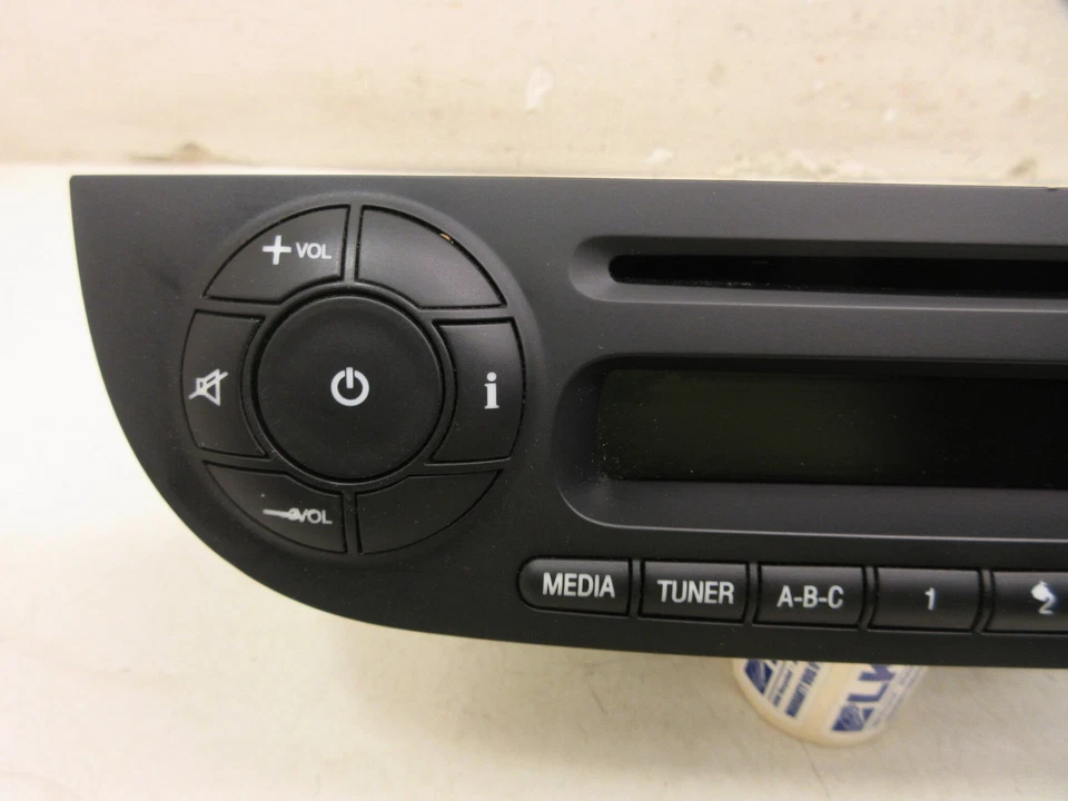 Receptor reproductor de radio de audio CD AM FM 12-17 Fiat 500 2 puertas OEM LKQ Foto 2 de 4