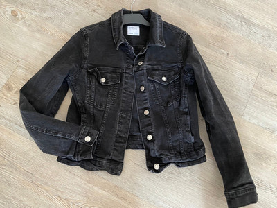 Stylische schwarze Jeansjacke Bershka im angesagten Vintage-/wash Gr. S neuwerti