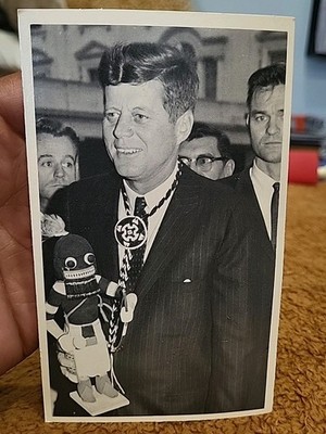 PRES JOHN F KENNEDY SHOWS GIFTS NATIONAL CONGRESS AMERICAN INDIANS 1960's PHOTO