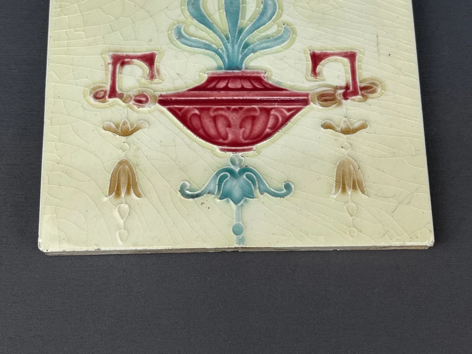 2 azulejos antiguos de mayólica Art Nouveau de 6" x 6" para chimenea acristalados con urna Foto 3 de 4