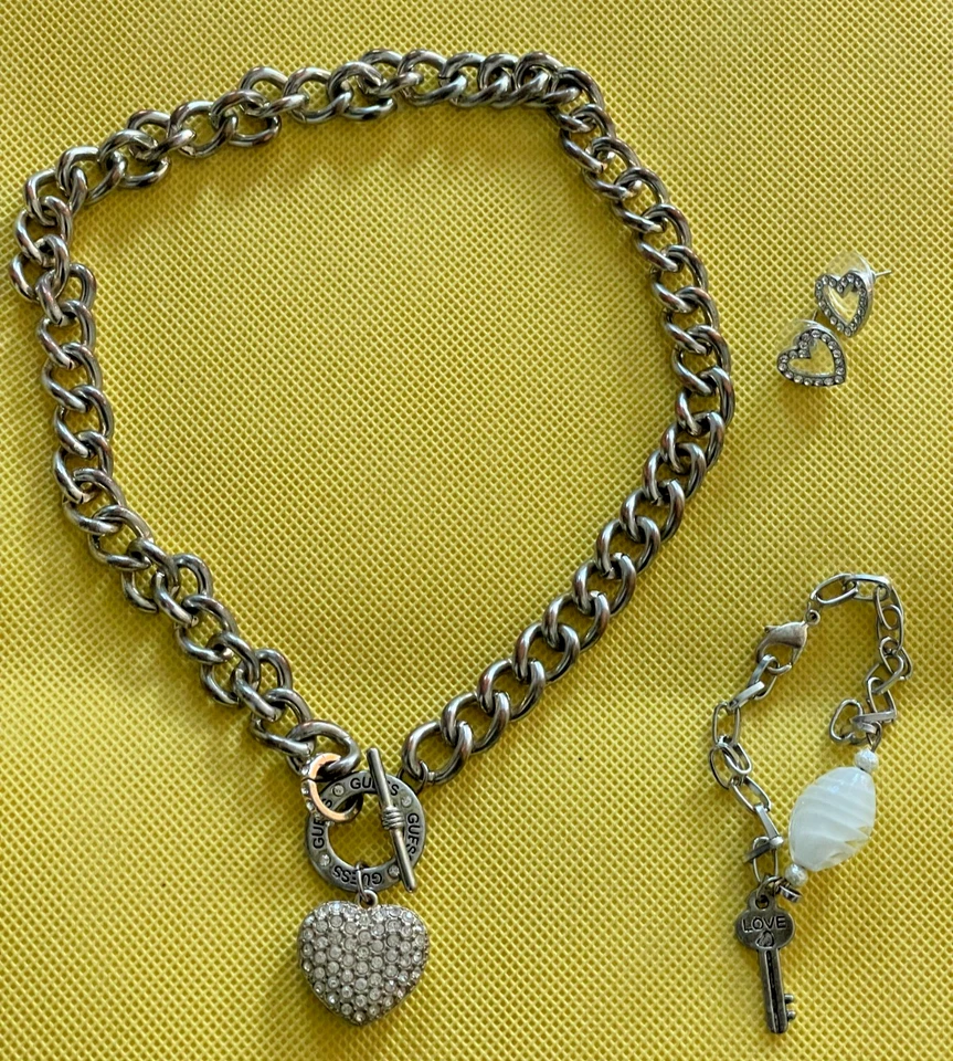 Lote de 3 piezas collar chocker pulsera y pendientes años 90 Y2K Guess corazón palanca logotipo Foto 2 de 4