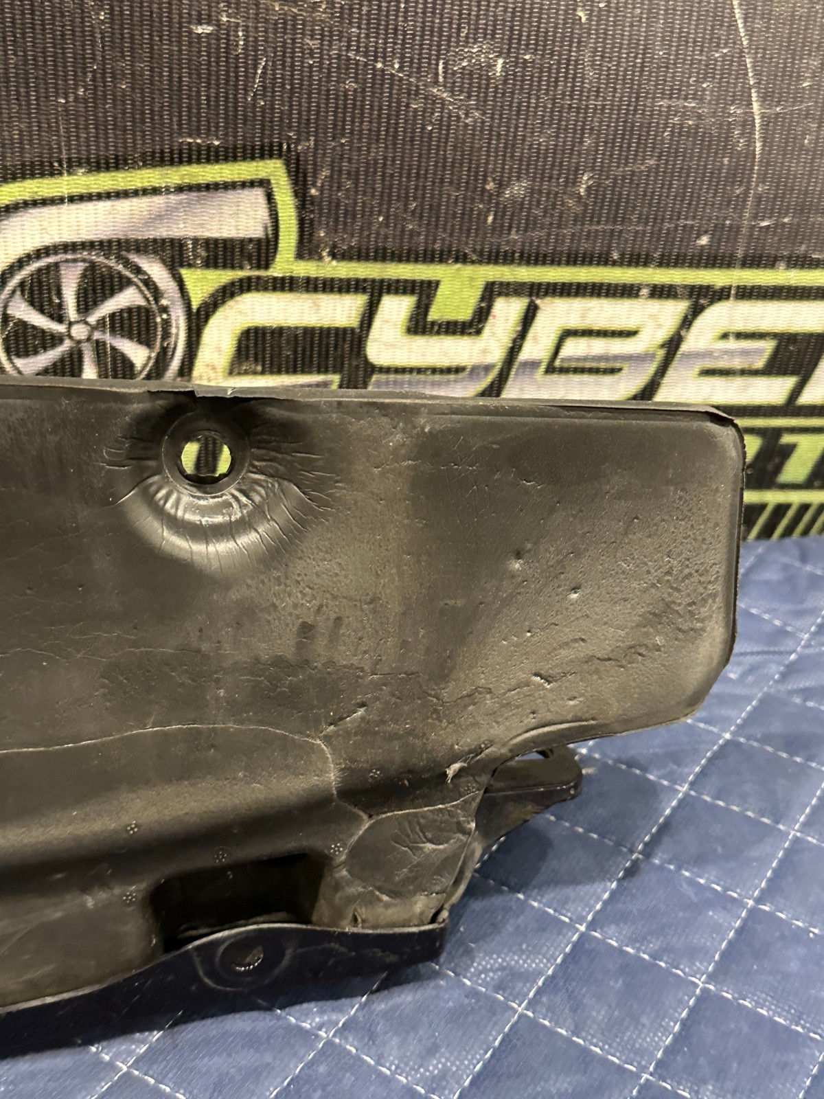 2014 AUDI R8 OEM RIGHT PASSENGER FENDER GARNISH PANEL TRIM W/ BRACKET & FOAM