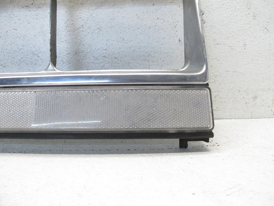 Volvo 262C 1981-1985 bisel de faros pasajero derecho lámpara cubierta de luz #94 Foto 2 de 4