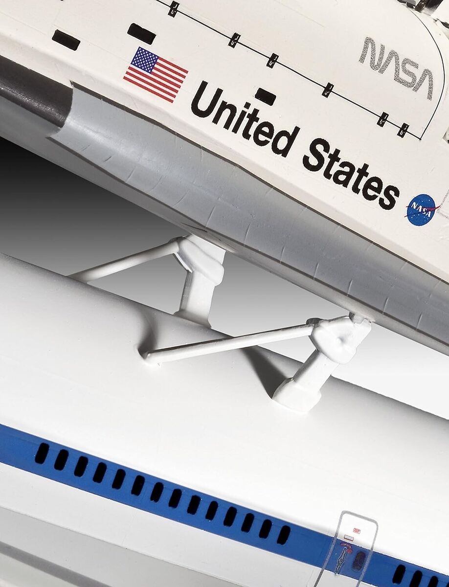 Pro Built model Boeing 747 SCA and Space Shuttle discovery Pro Built model Boeing 747 SCA and Space Shuttle discovery