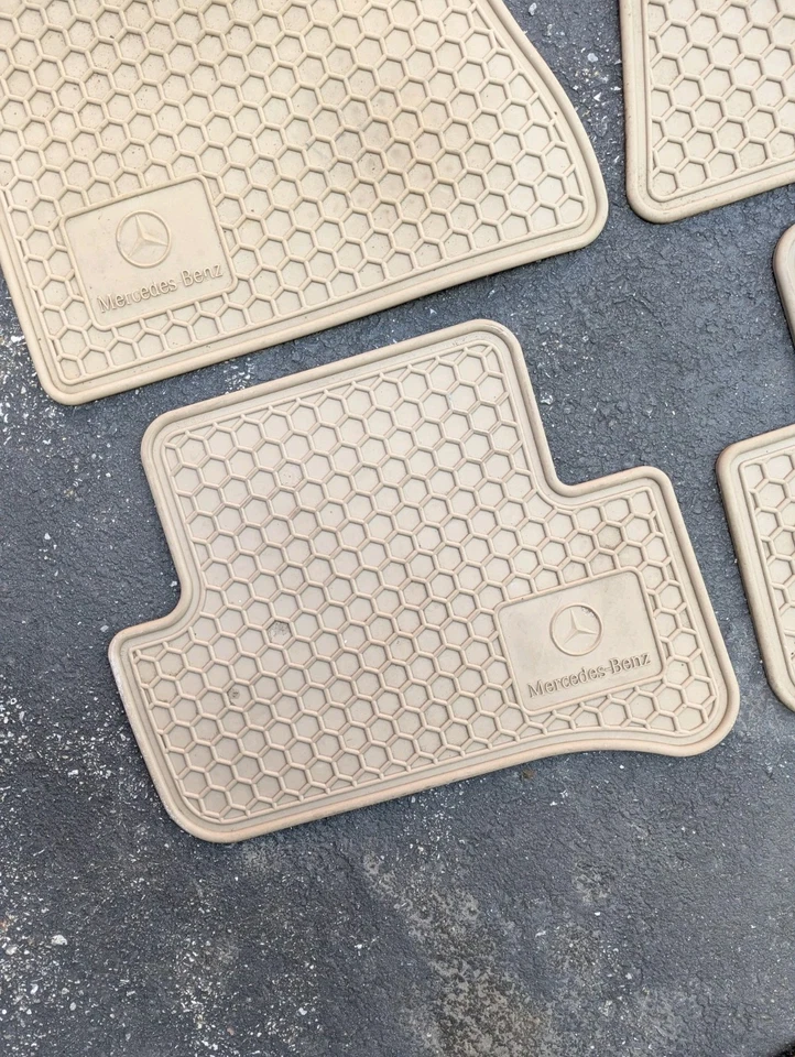01-07 Juego de alfombrillas de goma delanteras y traseras bronceadas Mercedes-Benz W203 C280 Clase C OEM Foto 3 de 4