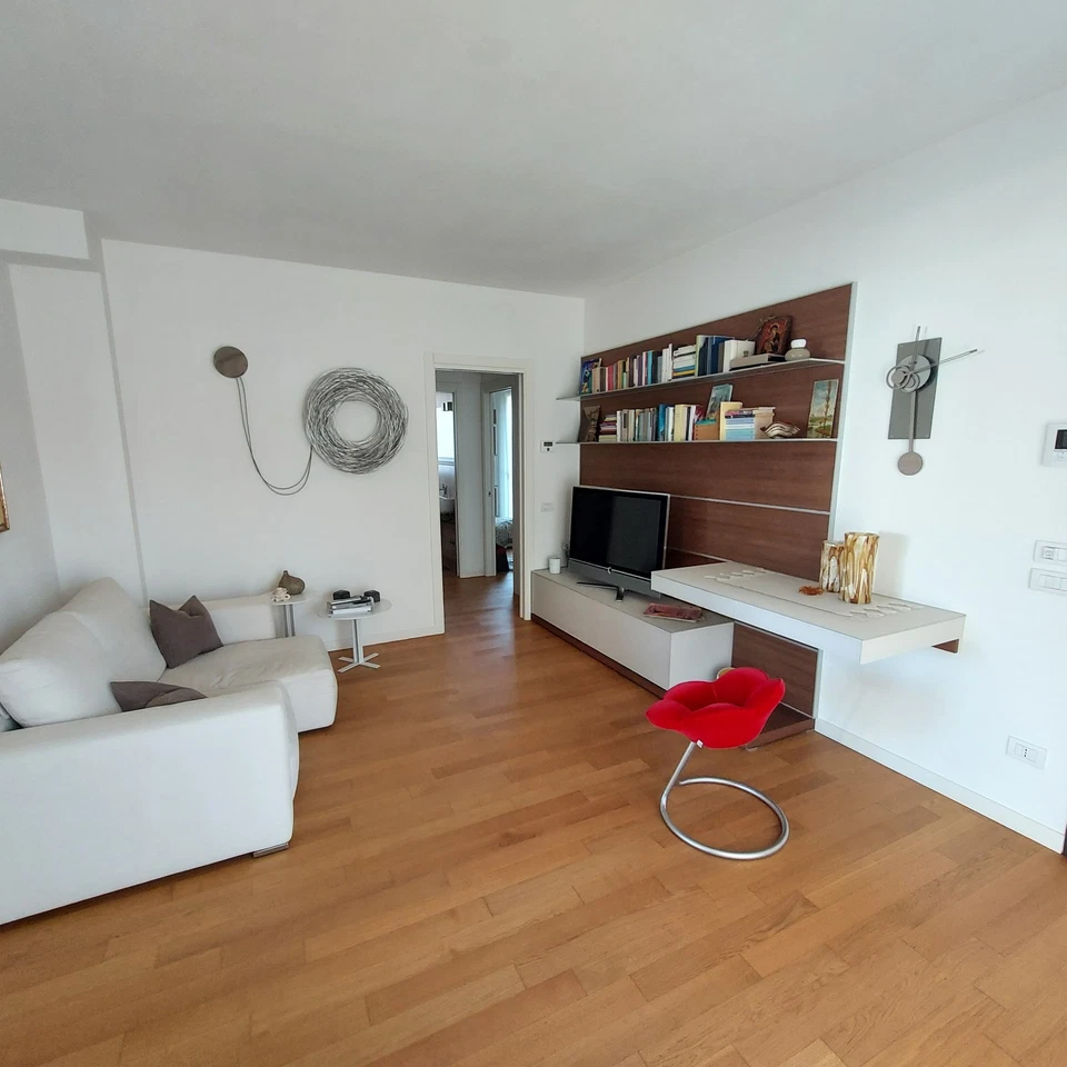 Scrivania sospesa Valcucine - larghezza 122 cm e profondità 65 cm - Immagine 2 di 4