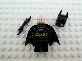 Lego BATMAN Black Suit Yellow Belt Crest Super Heroes Minifigure 76011 (sh016a)