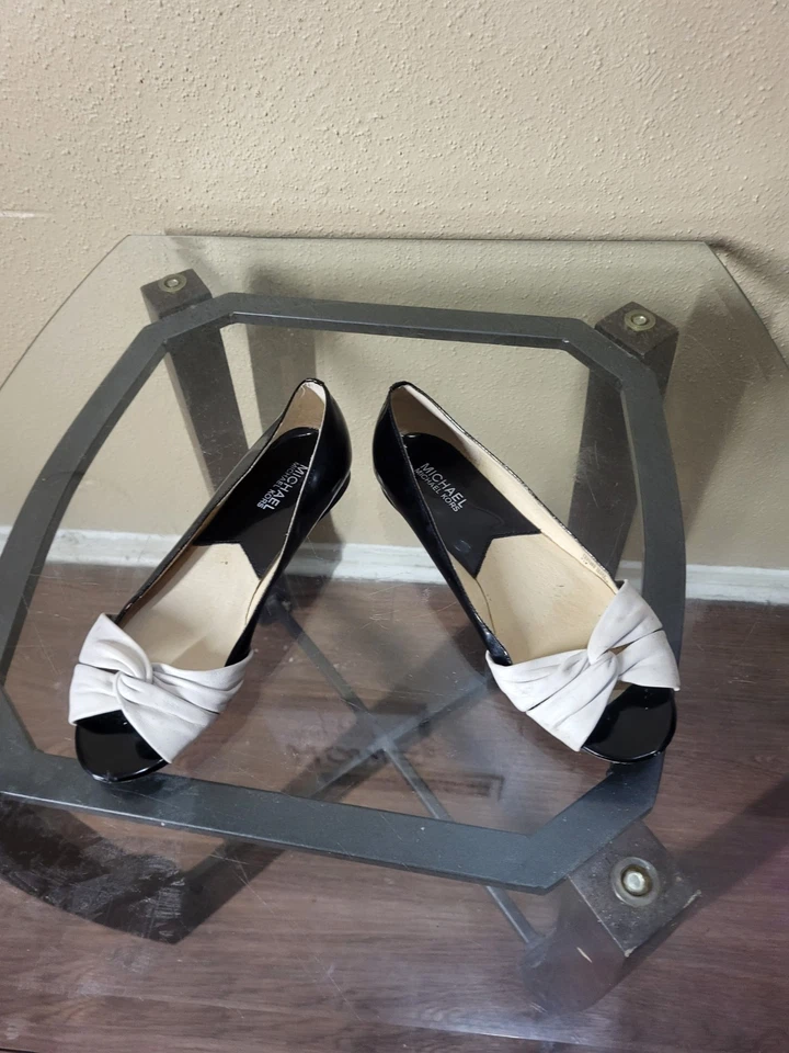 Zapatos planos para mujer Michael Kors de cuero negro y beige, talla 8,5 M. Foto 4 de 4