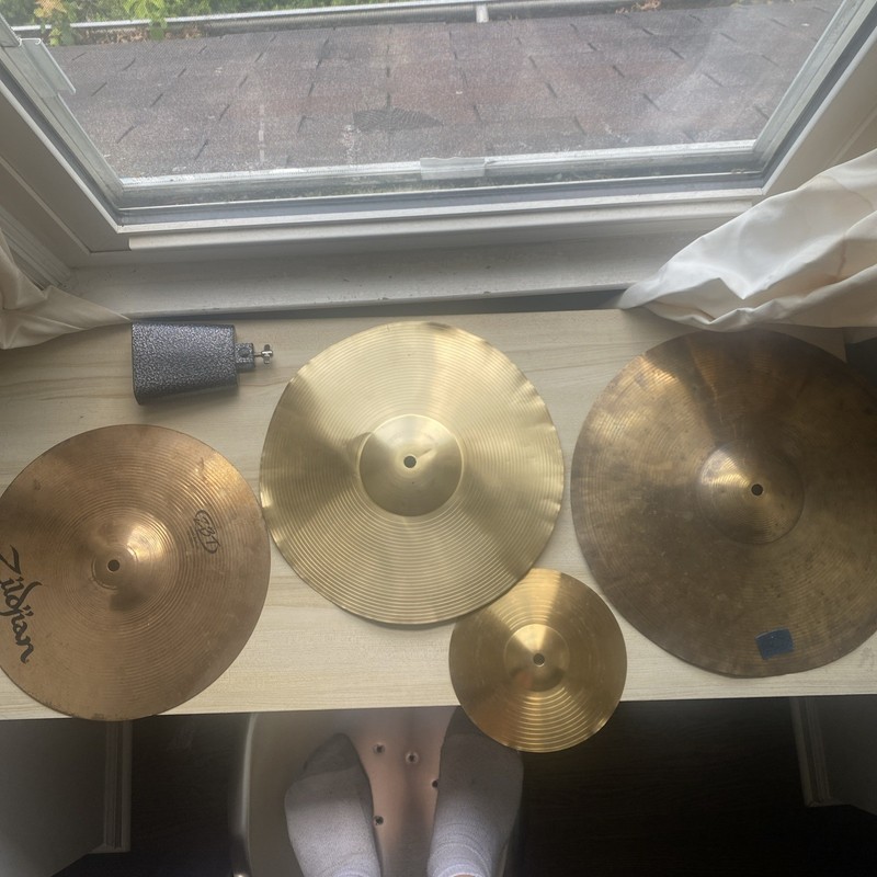 MEGA STACK AND FX SET FOR DRUMS! INCLUDES 4 USED CYMBALS AND 1 COWBELL READ DESC