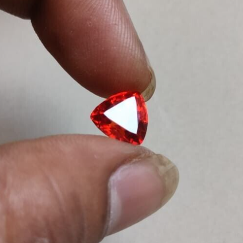 Zircone couleur améthyste taillée trillion 5x5 mm