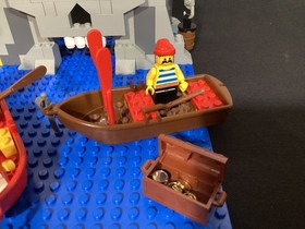 Lego Pirates 6279 Skull Island with Manual and 6 Mini Figs ( no box)