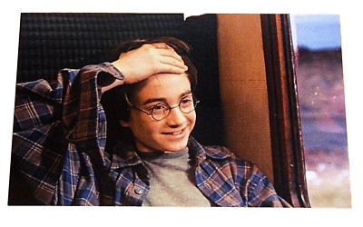 HARRY POTTER POSTCARD ~ HARRY POTTER SHOWS OFF HIS SCAR ON HOWARTS EXPRESS 