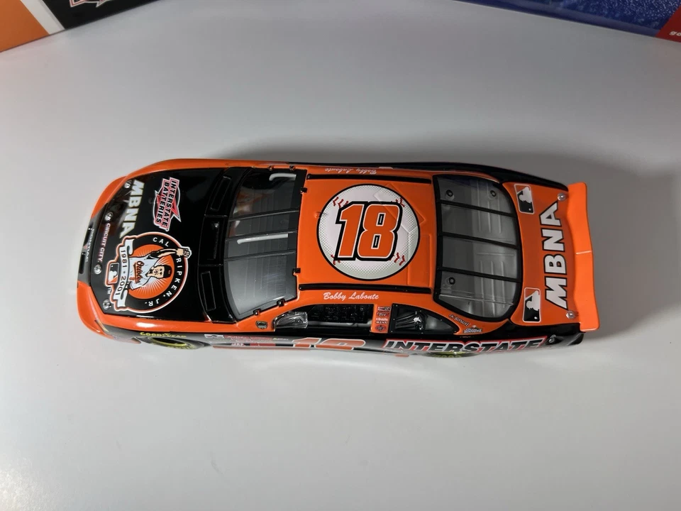 2001 年 Bobby Labonte #18 州际电池/Cal Ripken Fairwell 1:24 比例 T1 — 第 4/4 张图片