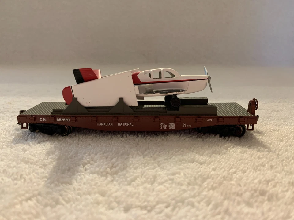Athearn #96327 HO Scale Canadian National 40' Flat Car with Plane #652620 - Image 3 of 4