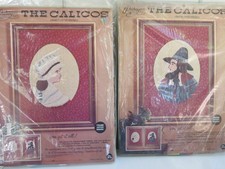 Dos kits Paragon Crewel Stichery Acción de Gracias The Calico Early American Couple