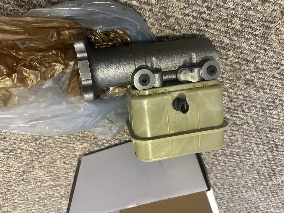 Cilindro maestro de freno para Blue Bird Ford Hino International Kenworth Peterbilt  Foto 4 de 4