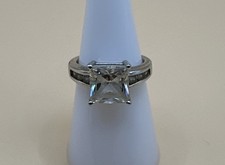 925 Sterling Silver Sparkling Square Stone Ring/ Size 7