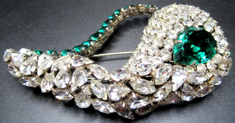 ROGER JEAN PIERRE Depose Green & Sparkling Ice Rhinestone Vintage Fur Clip - Image 3 of 4