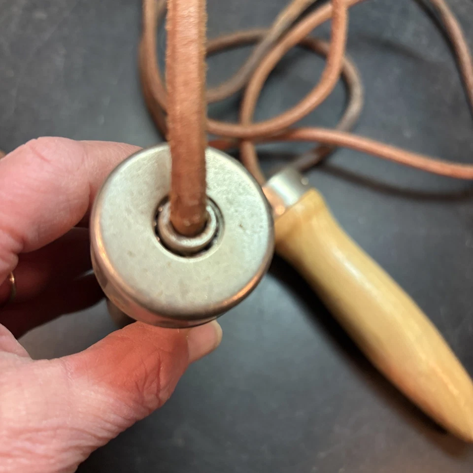 Vtg 50’s Leather Jump Rope Wood Bearing Swivel Handle Nostalgic Boxing Exercise - Bild 3 von 4