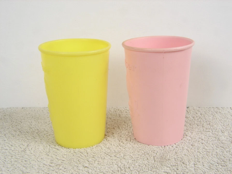 Lote de 2 vasos de plástico vintage Gerber Baby rosa y amarillo Foto 2 de 4