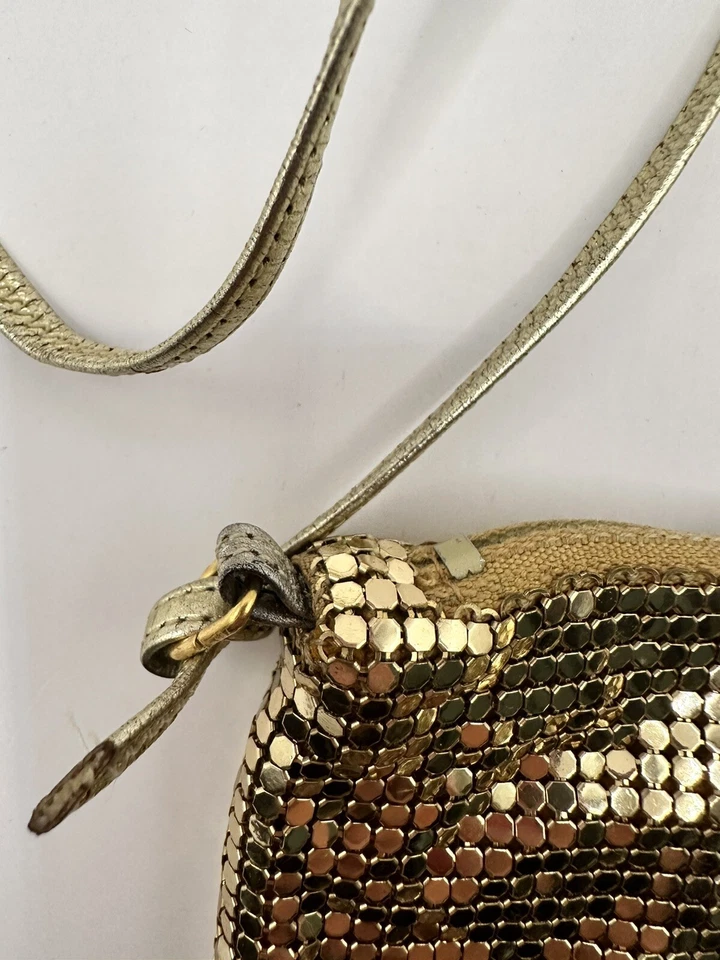 Bolso de hombro vintage de malla dorada Whiting & Davis cierre de cremallera corazón encanto Foto 3 de 4