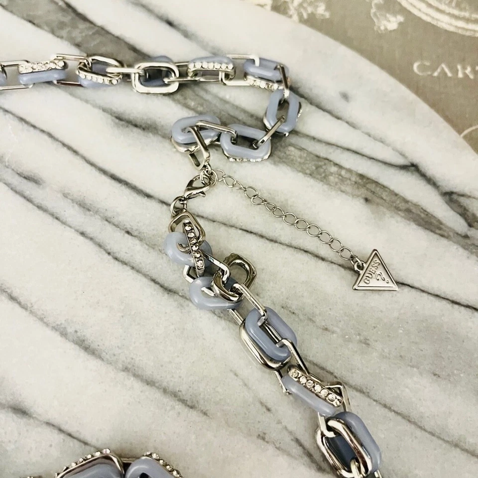 Collar Guess Perro Impuesto Plata Tonificado Metal Azul Acrílico Grueso Cadena Estilo Y2K Foto 3 de 4