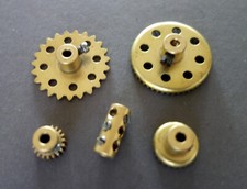 Märklin Metal 5 mosiężnych części: 2 koła koronowe, koło łańcuchowe, zębatka i tuleja sprzęgła