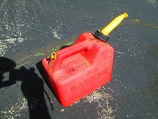 Chilton 1 1/2 gallon Plastic Vented Gas Can with original spout