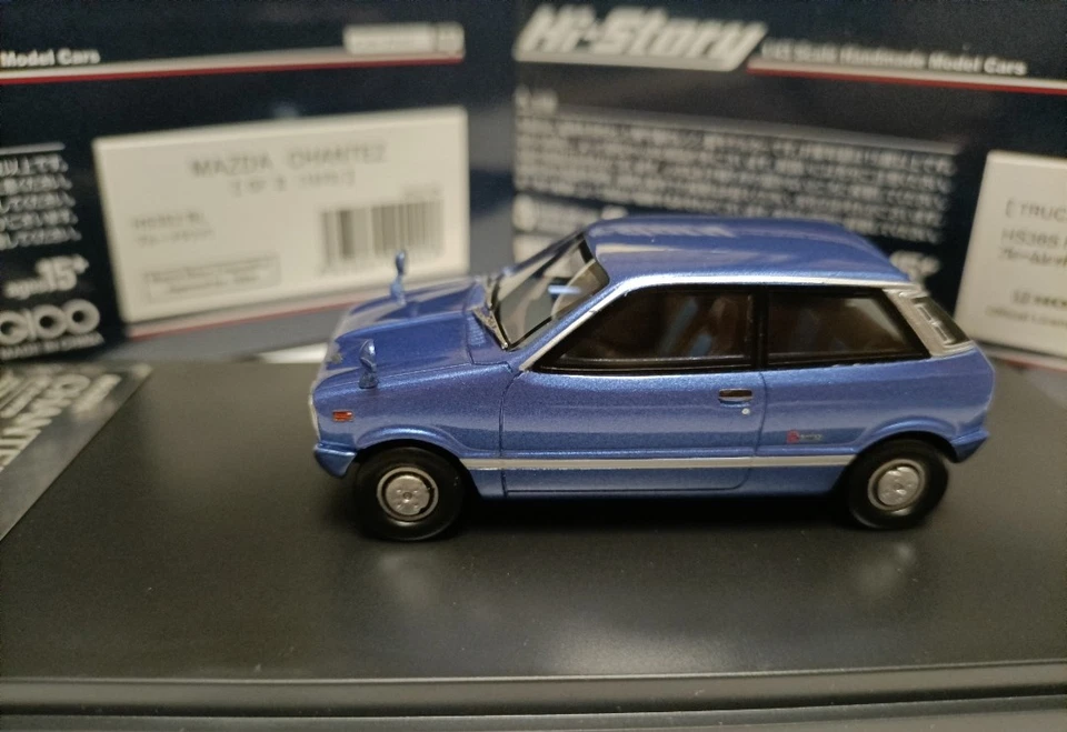 Hi story 1:43 Mazda Chantez GF II 1973 modelo sedán azul de dos puertas Foto 2 de 4