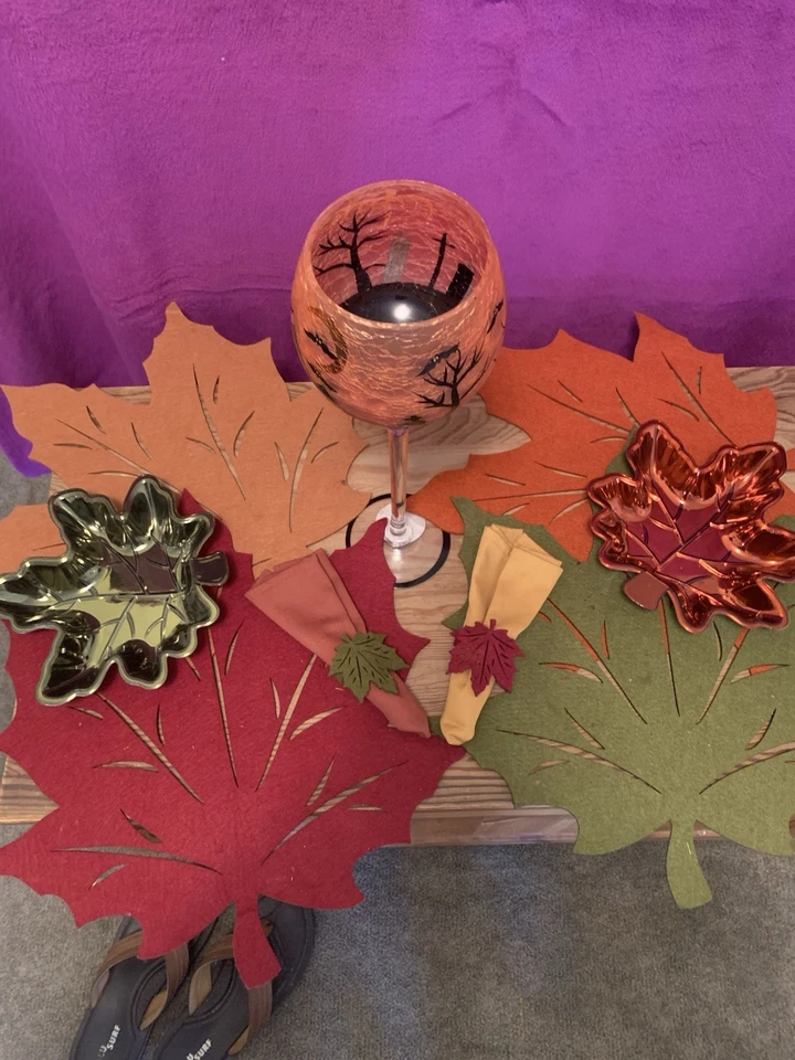 Candelabro de Halloween alto copa de vidrio craquelado decoración hojas doradas. Foto 4 de 4