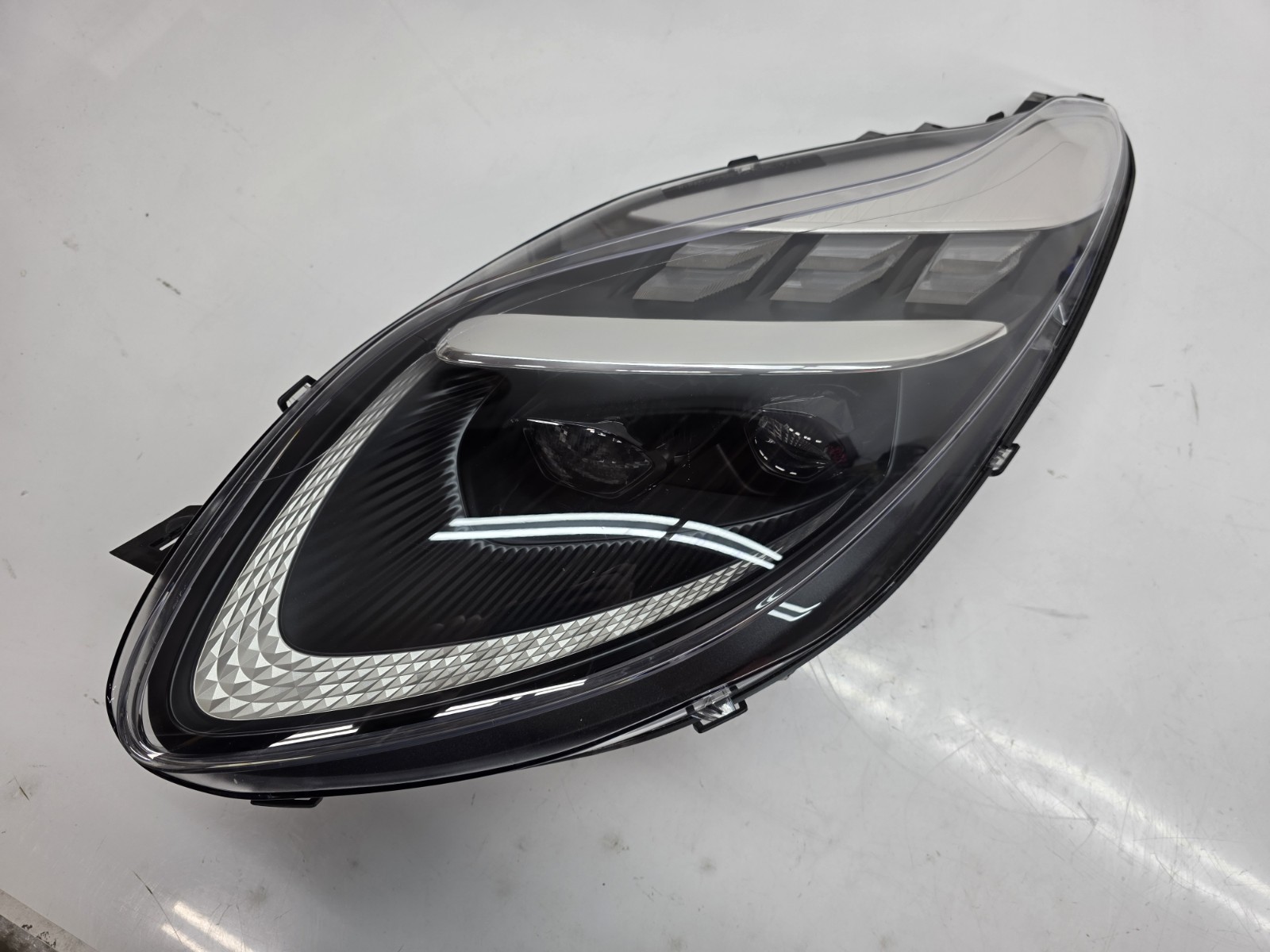 ASTON MARTIN DB12 DRIVER LEFT SIDE HEADLIGHT LED OEM RY53-13W030-FC