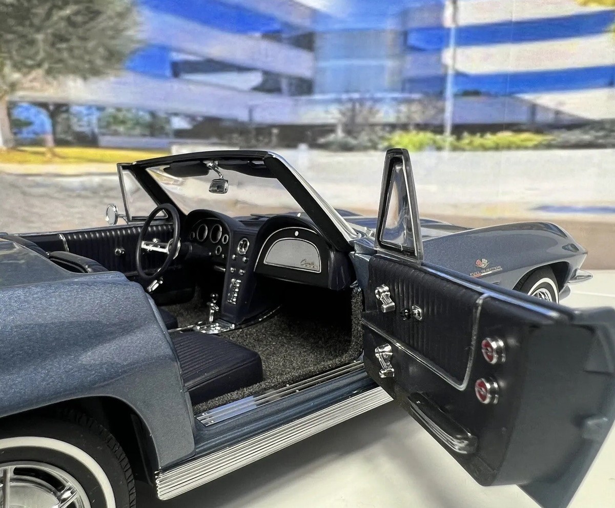 AUTOART Millennium 1963 Corvette Convertible Silver Blue LE AUTOART Millennium 1963 Corvette Convertible Silver Blue LE