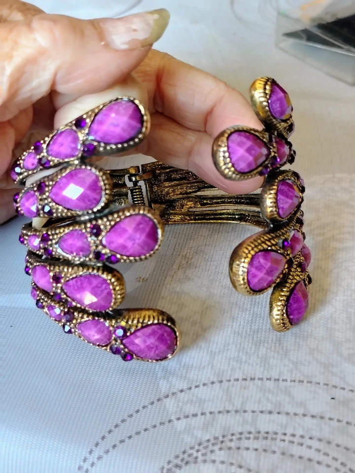 Brazalete vintage llamativo piedras de vidrio facetado púrpura tono dorado ancho negrita Foto 4 de 4