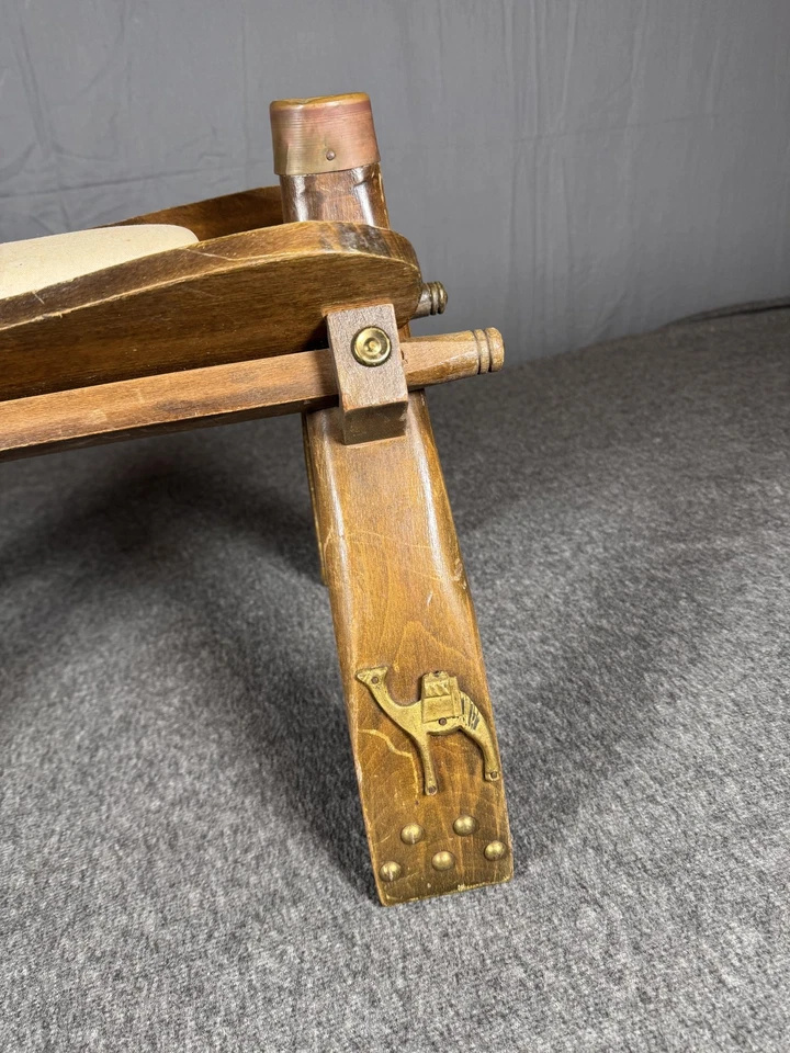 Silla de montar de madera vintage camello taburete plegable otomano latón acentos camello árabe Foto 2 de 4
