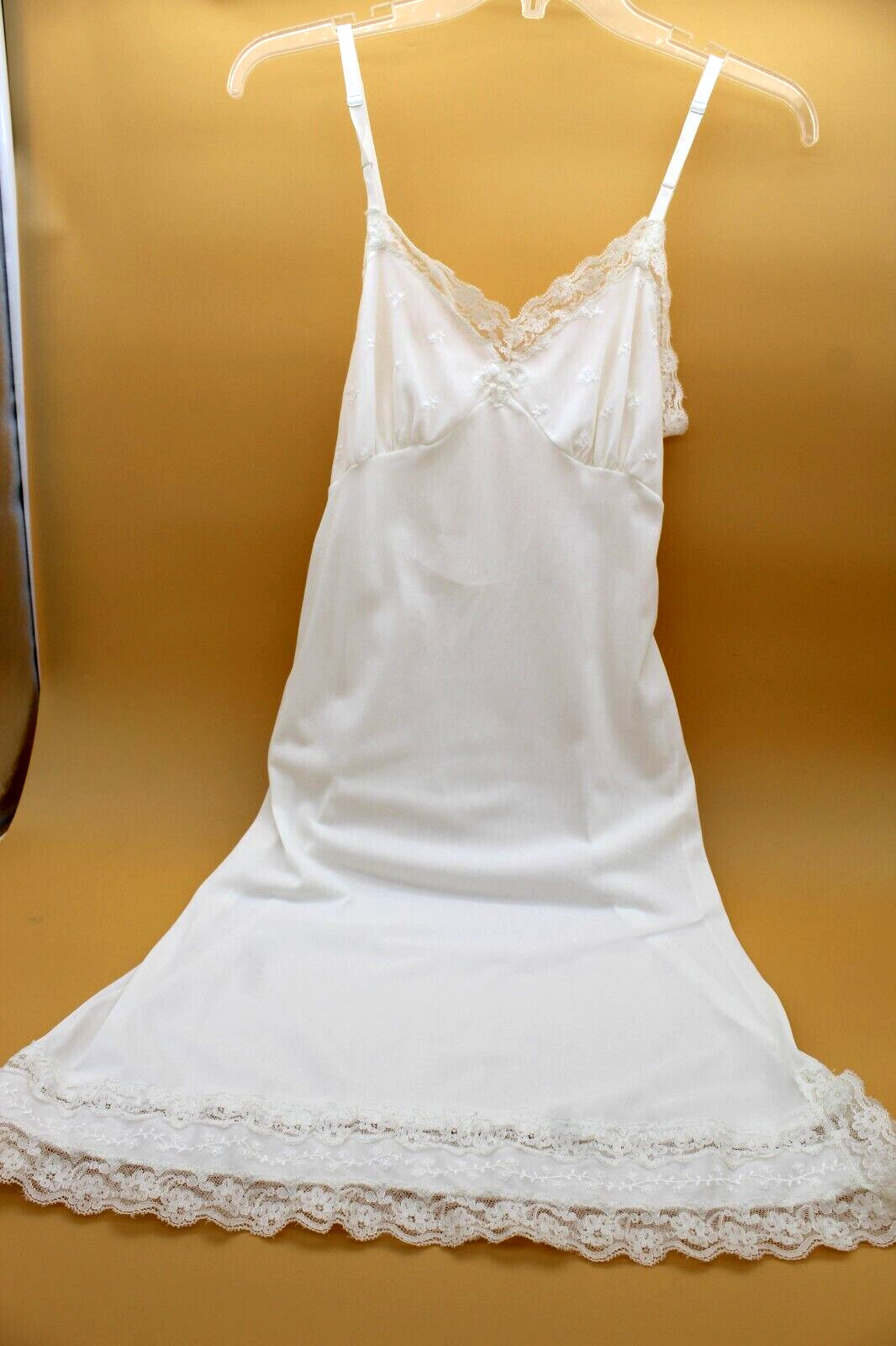 Vintage Kayser White Full Slip Lingerie w/ Lace Trim … Gem
