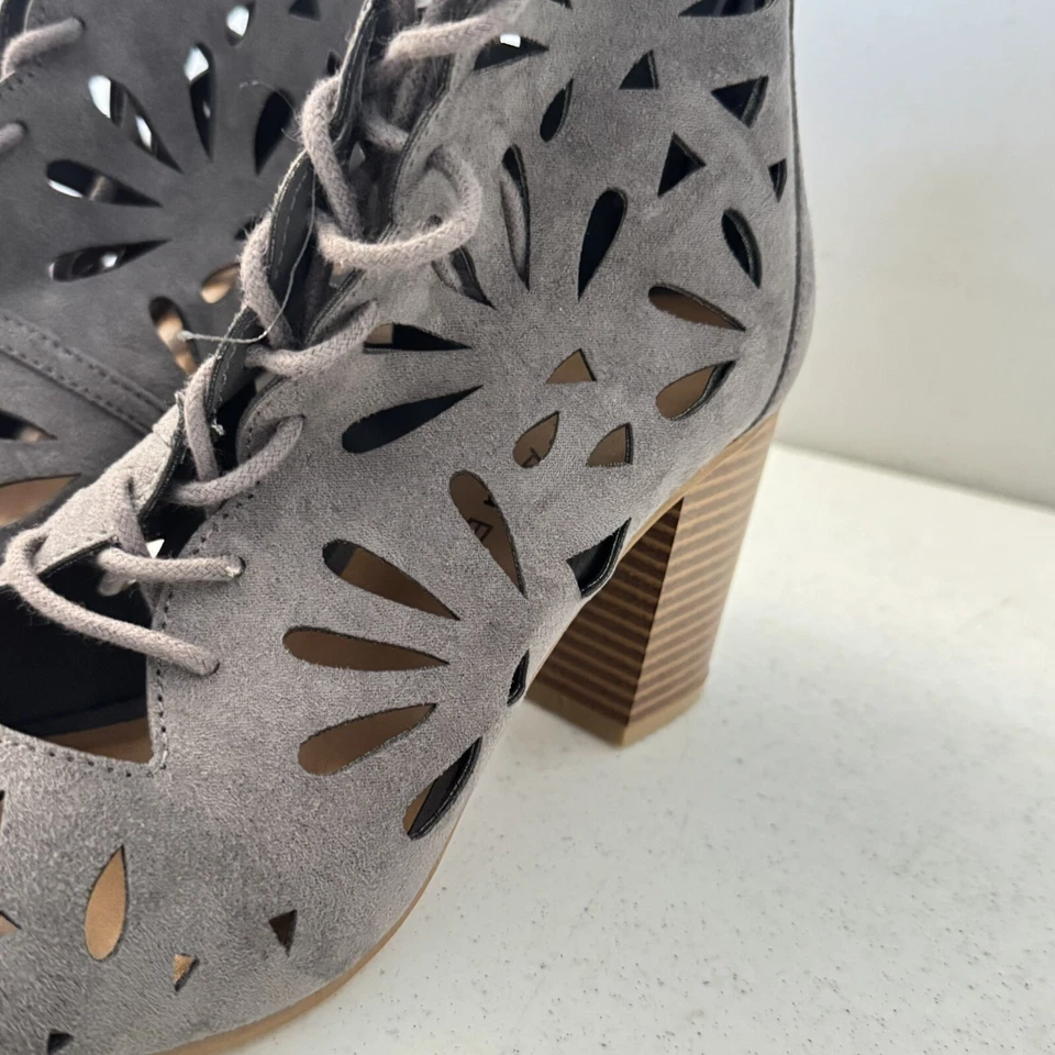 Rampage “ Vinne” Womens Size 8.5 Gray Suede Lace Up Open Toe Heel Sandals. - Image 4 of 4