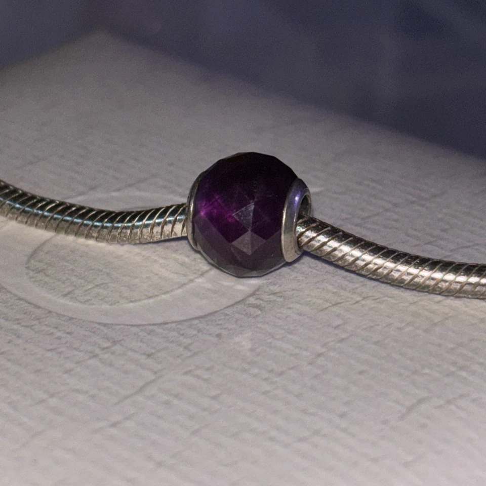 Pandora Pequeñas Facetas Amatista Púrpura Circonita cúbica y Plata Esterlina Dije 791499ACZ Foto 2 de 4