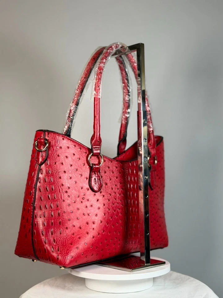 Conjunto de bolso de mano rojo "FAUX" avestruz en relieve 3 en 1 - bolso, cartera y monedero Foto 3 de 4