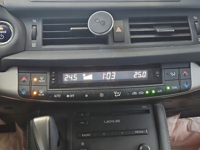 KLIMAANLAGEN-BEDIENFELD IN DER KONSOLENSEITE LEXUS CT 10-22 55900-76100 / IM 687