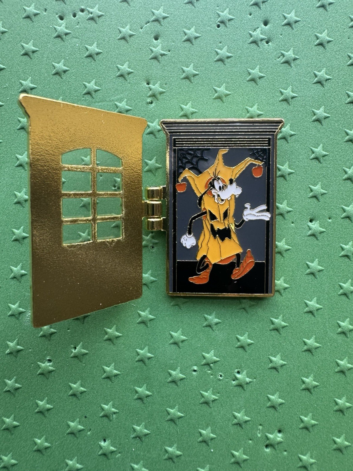 Disney Loungefly Mickey & Friends Trick Or Treat Halloween Door Pin - Goofy