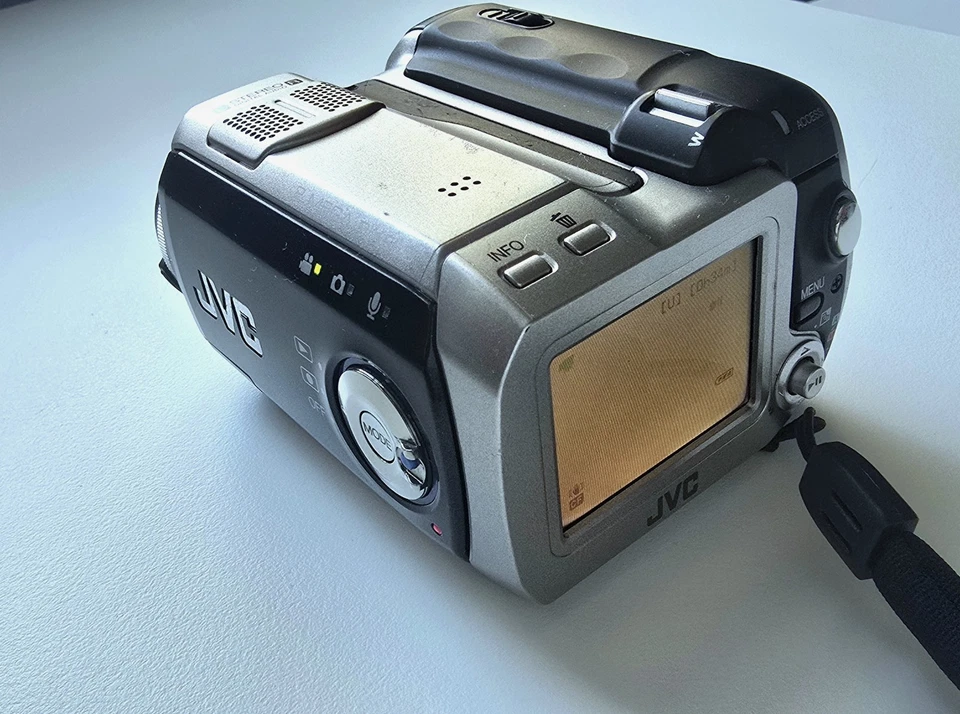 JVC Everio GZ-MC200U Camcorder Digicam Silver w/ NEW Battery & Charger - Image 2 of 4